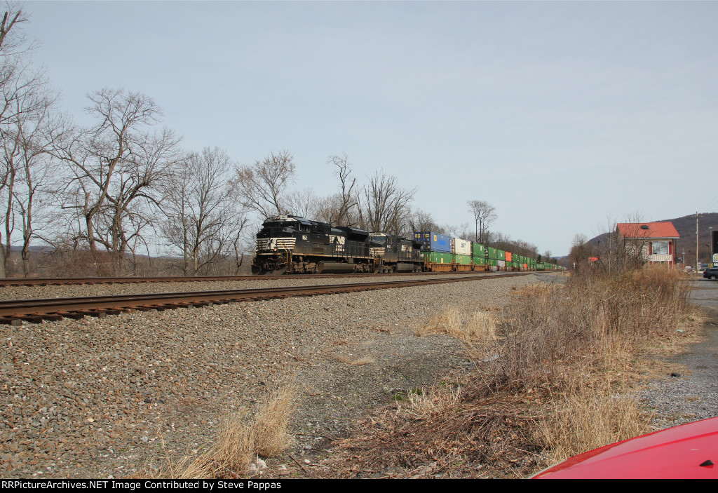 NS 1162 and 9933 take a stack train west